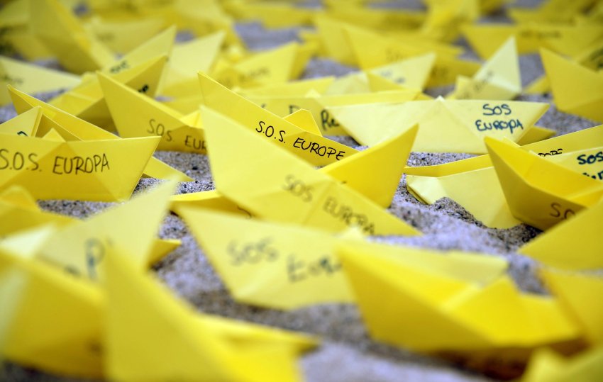 epa04715930 Some paper boats with the message 'SOS Europe' are placed by activists from Amnesty International organization in Sant Sebastia beach in Barcelona, Spain, 22 April 2015. The organization presented a report about the failure of the European leaders' management of the refugees rescue in Mediterranean Sea. EPA/ALBERTO ESTEVEZ +++(c) dpa - Bildfunk+++